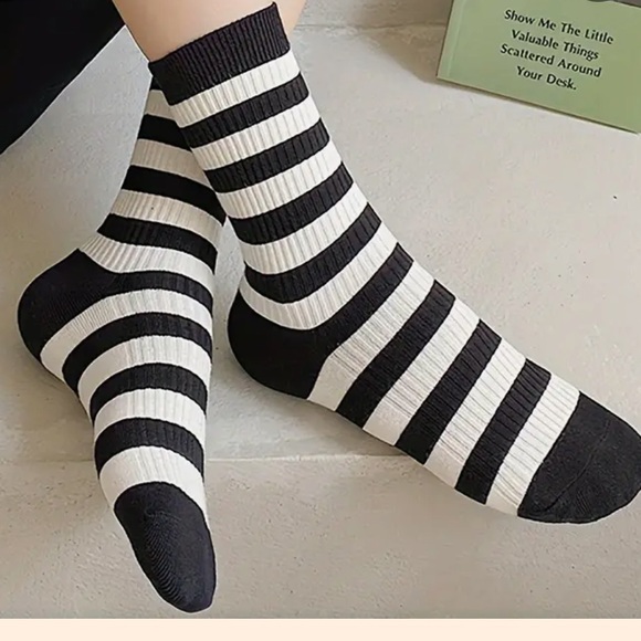 5 pairs black & white socks - Picture 2 of 4